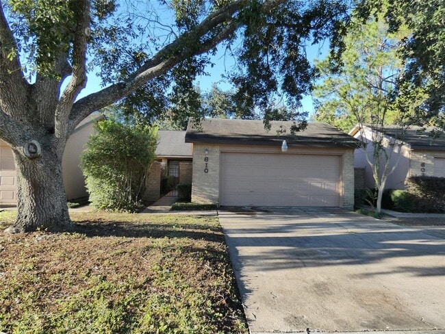 Building Photo - 610 Golfview Dr