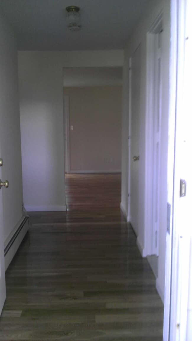 Building Photo - 831 Squires Ave