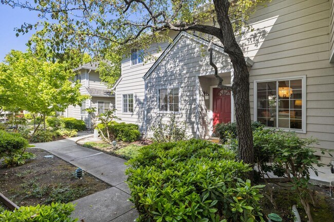 Foto del edificio - Delightful 3/3bth End-Unit Townhouse in Ce...