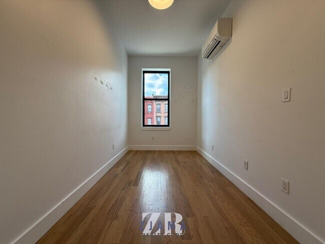 Foto del edificio - 104 Graham Ave