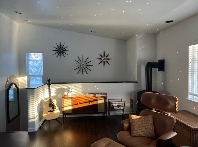 Building Photo - Beautifully Remodeled 2 Bed/1.5 Bath on .4...