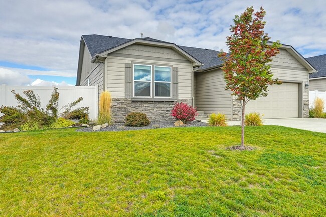 Building Photo - Bright 3-Bedroom Retreat with 2 Full Baths...