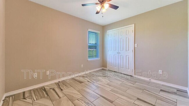 Foto del edificio - 9834 Risky's Ranch Dr