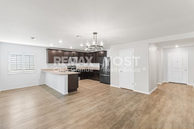 Foto del edificio - Half off the first months rent and owner paid SOLAR!!