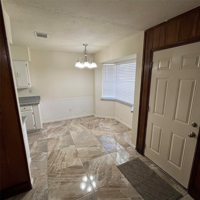 Building Photo - 2811 Wood River Rd