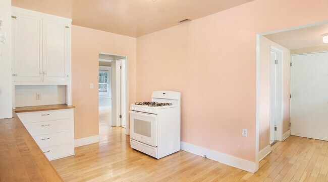 Foto del edificio - 7616 Norton Ave