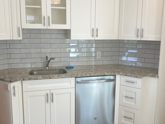 closeup Kitchen cabinets - 41 Hudson Terrace