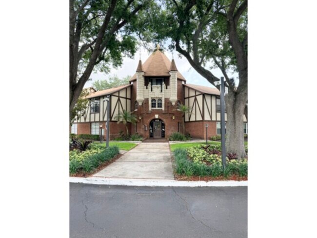 Foto del edificio - 3 Bedroom Condo in Camelot By The Lake