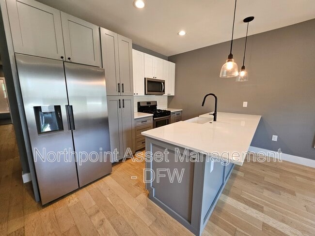 Building Photo - 206 N Waverly Dr