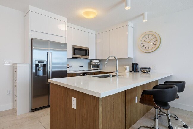 Foto del edificio - ALL utilities included, furnished one bedroom w/ parking at Azure!
