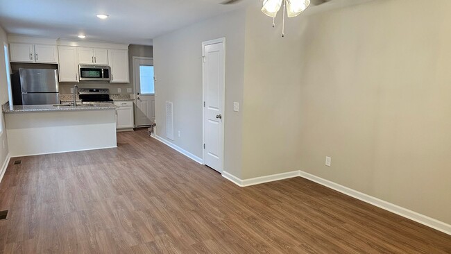 Foto del edificio - 1/2 Off FIRST MONTH'S RENT! MAY SPECIAL ON...