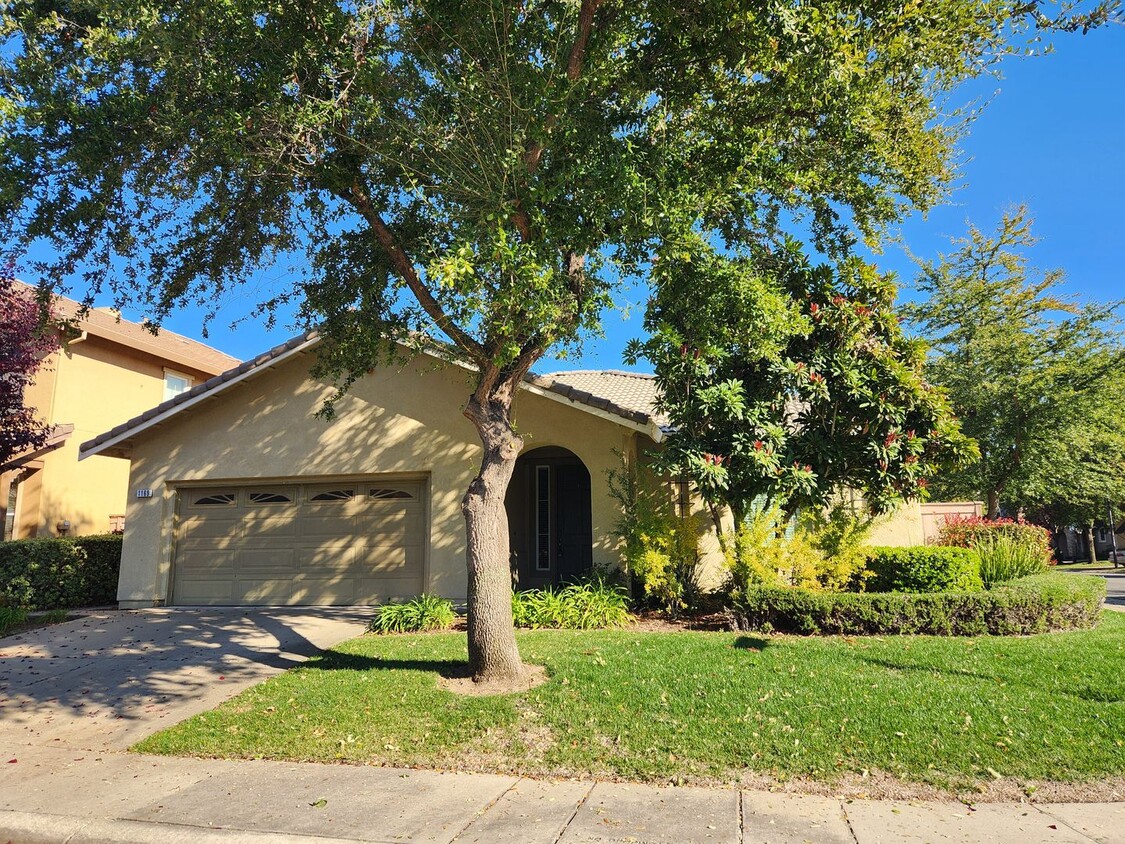 Foto principal - Folsom Parkway 3 Bdrm, 2 bath - Close to s...