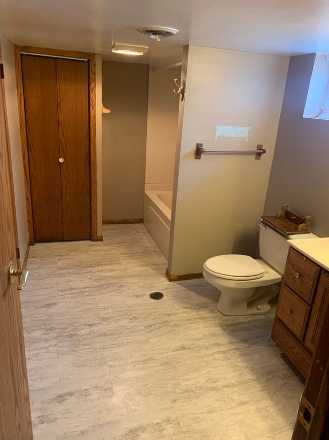 Building Photo - 2 bedroom, 2 bath house located near water...