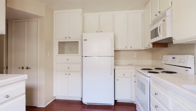 Building Photo - La Jolla 3BR/2.5BA Townhouse @ Eastbluff N...
