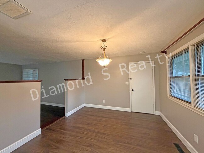 Building Photo - 3417 S Virginia Ave