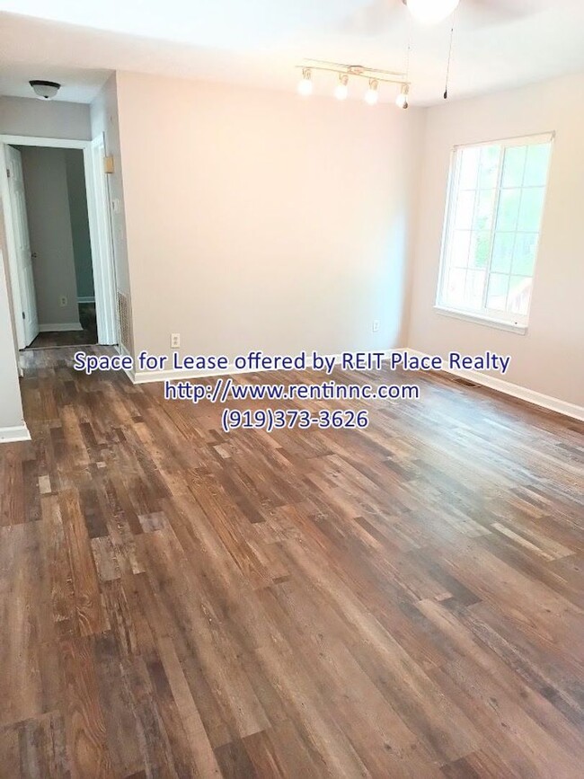 Building Photo - 5 Bedroom 2.5 bath Single family home with...