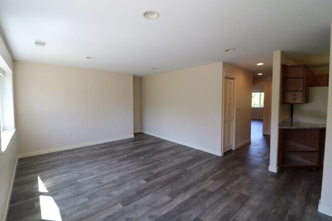 Foto del edificio - 2-bedroom, 1 bath, Upstairs Apartment in A...