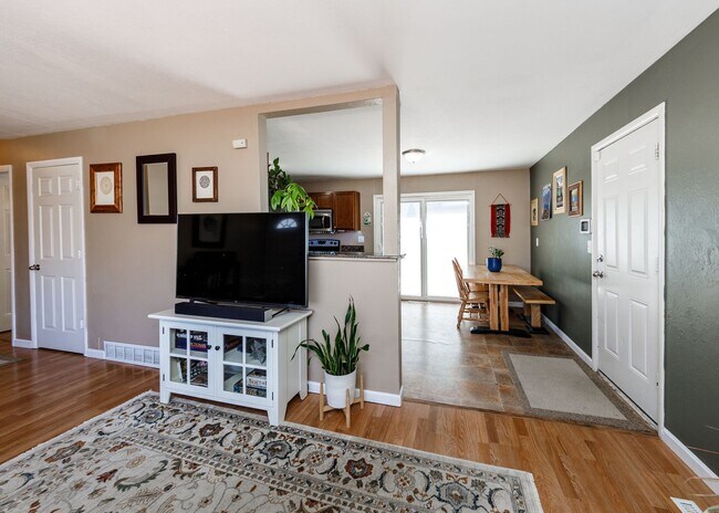 Building Photo - 3 Bedroom/1 bath in Cheyenne Mountain area