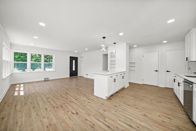 Building Photo - 603 N Lewis Ave