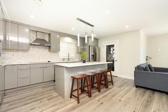 Photo du bâtiment - 11553-11583 83 Ave