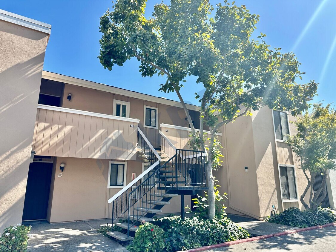 Primary Photo - Gated Upstairs Lakeview 2-Bedroom 1-1/4 Ba...