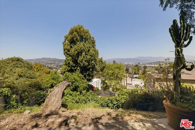 Foto del edificio - 2467 Silver Ridge Ave