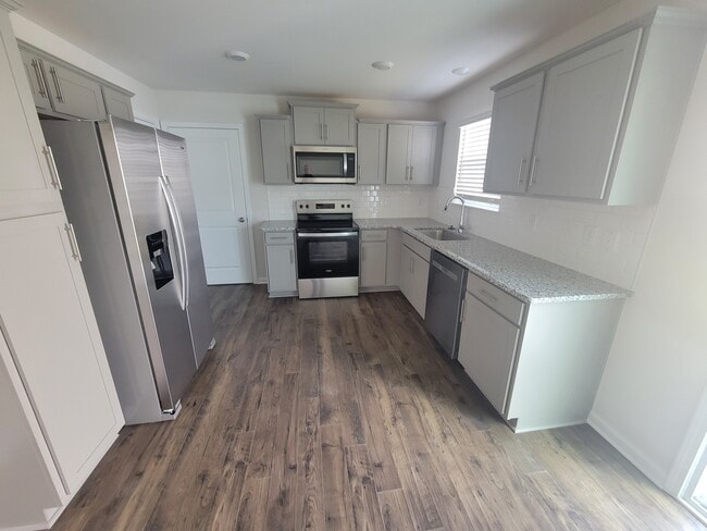 Building Photo - 114 Clear Creek Ln