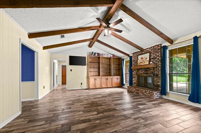 Building Photo - Nestled in Parkview Oaks South!