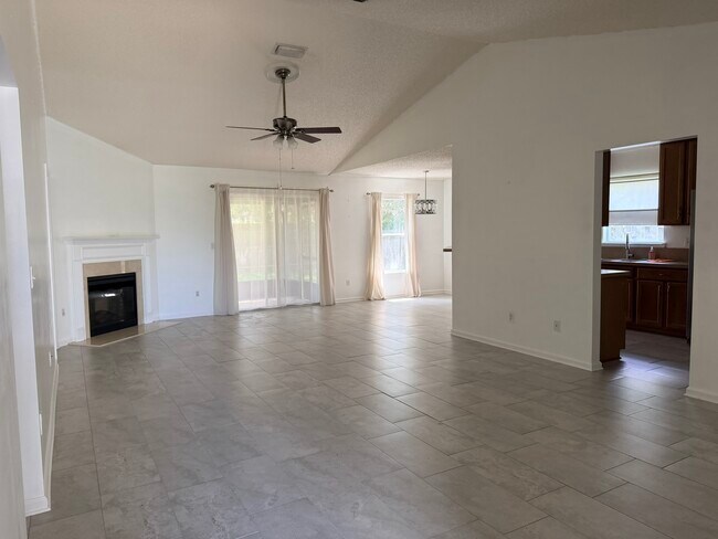 Foto del edificio - 6423 Crimson Leaf Ln
