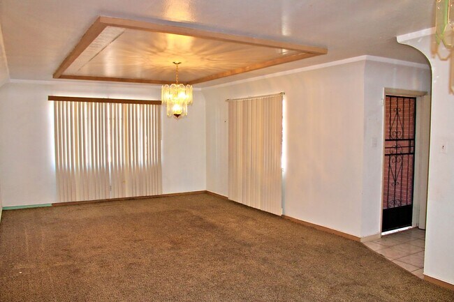 Building Photo - Spacious home Move-In Ready