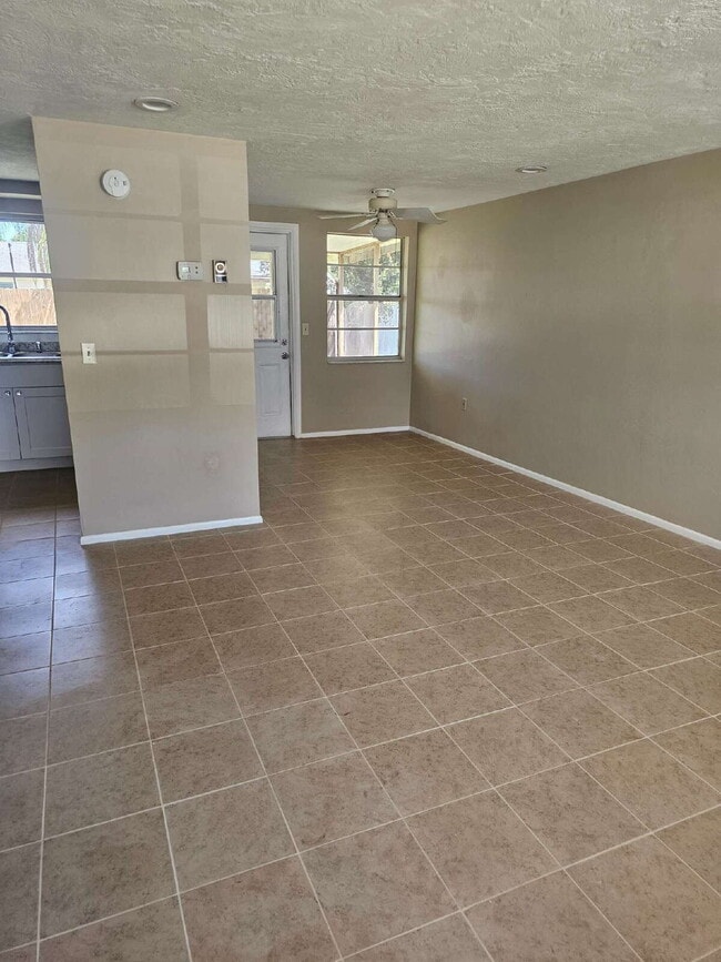 Building Photo - Bright & open 1 bedroom, 1 bath with scree...