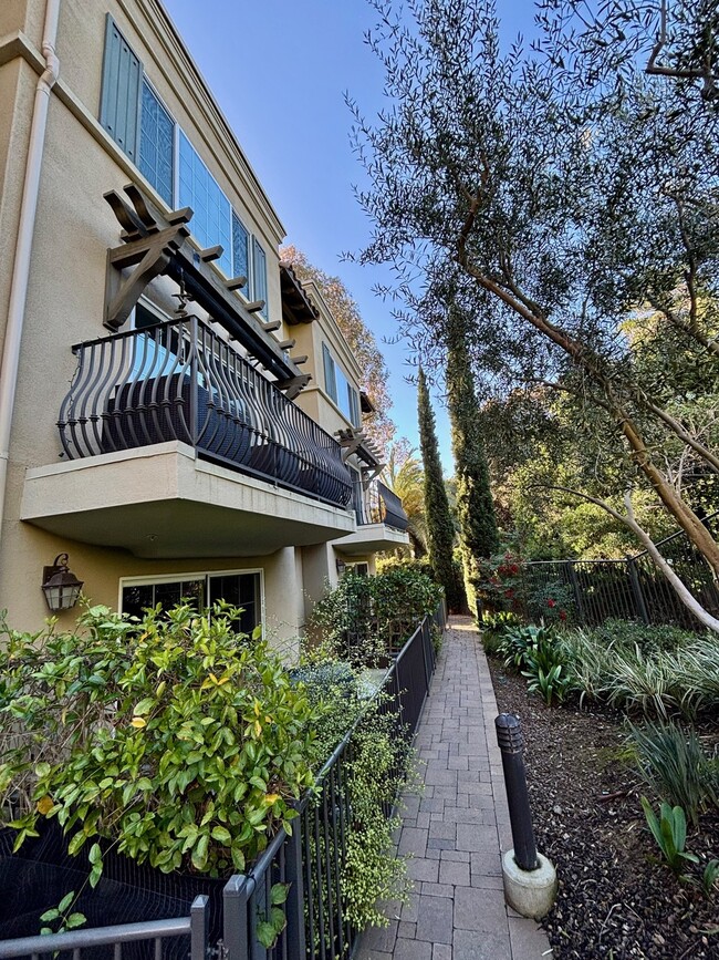 Foto del edificio - 2406 Torrey Pines Rd