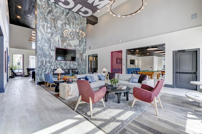 Salón - The Landing College Station