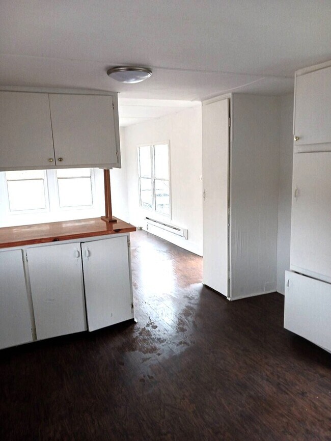 Building Photo - Two Bedroom Mobile Home Available for Rent...