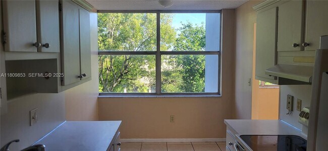 Foto del edificio - 1300 NE Miami Gardens Dr