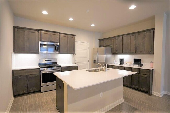 Building Photo - 13800 Lyndhurst St