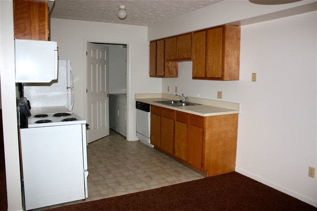 Building Photo - 3 br, 2 bath Apartment - Evergreen Apartments