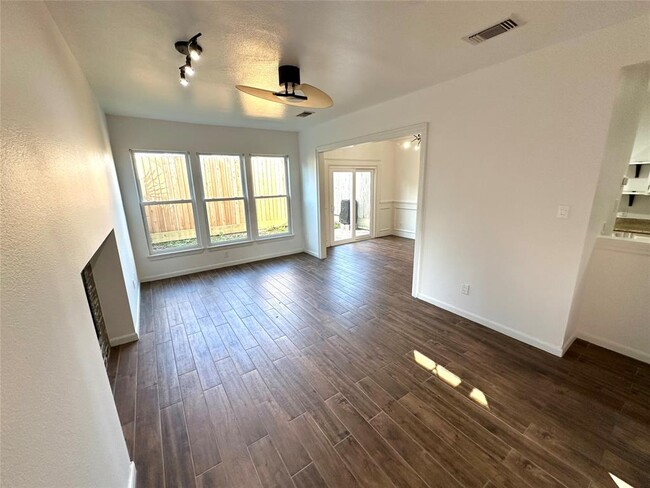 Building Photo - 2710 N Sabine St