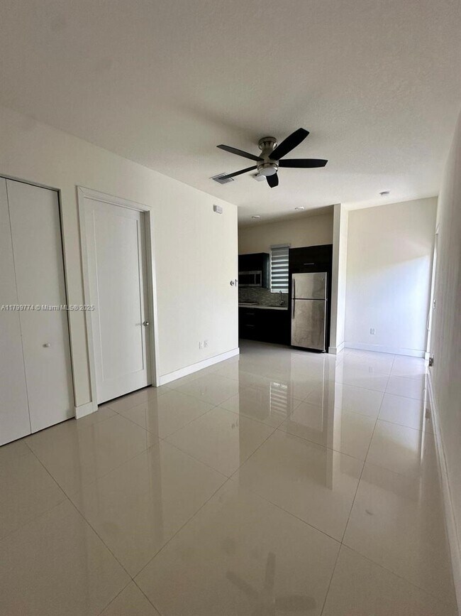 Foto del edificio - 6681 NW 104th Ave