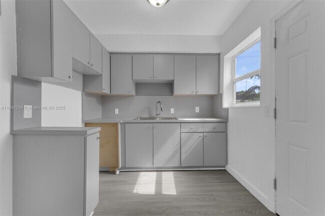 Foto del edificio - 8096 NW 4th Ave