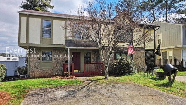 Photo - 2 Bed/2 Bath Home with Fenced Yard /Available now!