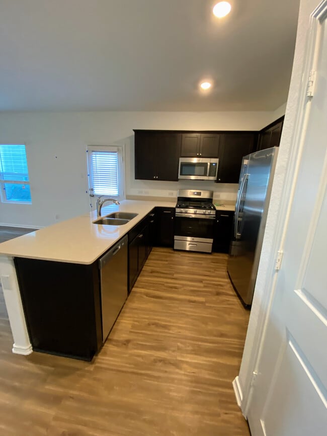 Building Photo - Room in House on Gabbro Gdns