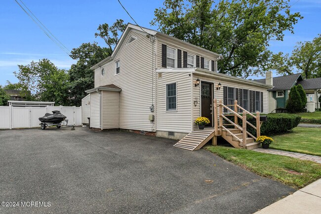 Building Photo - 12 Main St