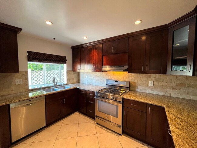 Building Photo - Double en-suites, downstairs bonus room, p...
