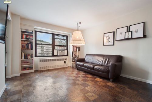 Foto del edificio - 200 E Broadway