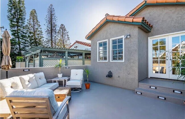 Building Photo - GORGEOUS 4 BEDROOM, 3 BATH HOUSE FOR RENT IN BELMONT SHORE