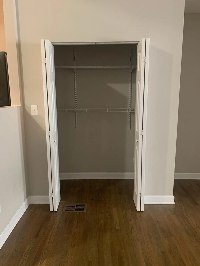 Closet - 846 N California Ave