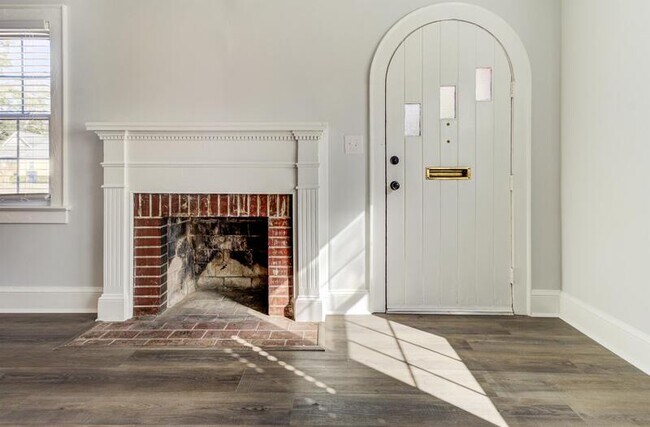 Building Photo - 2048 Jefferson St