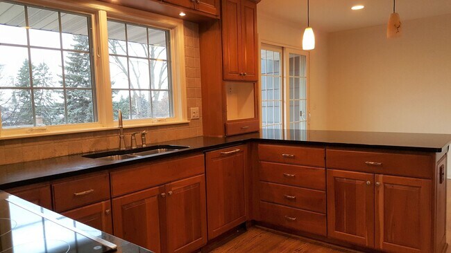 Building Photo - Beautiful 4 Bedroom Home for Rent in Edina!! Available April 1st