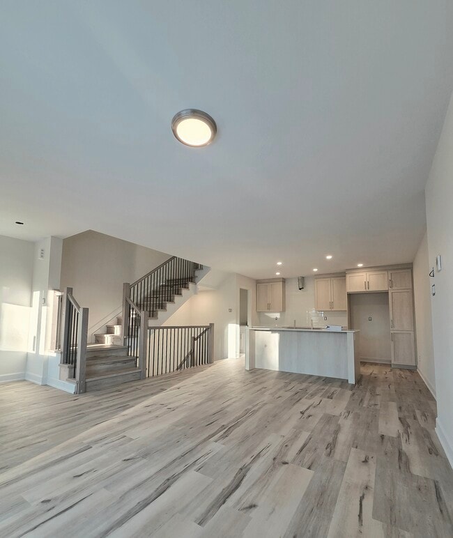 Building Photo - 359 Voyageur Pl